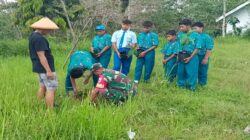Babinsa Ngeni Bersama Siswa SMPN 2 Wonotirto Tanam Bibit Trembesi Mendukung Program Bersatu Dengan Alam