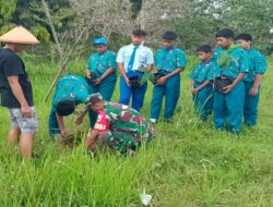 Babinsa Ngeni Bersama Siswa SMPN 2 Wonotirto Tanam Bibit Trembesi Mendukung Program Bersatu Dengan Alam
