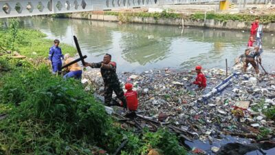 Peduli Lingkungan Bersih dan sehat, Babinsa Panjunan Terjun ke Sungai.