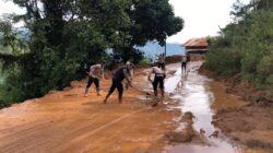 Respon Cepat Polsek Lut Tawar Pulihkan Akses Jalan Takengon–Bintang Pascabanjir dan Longsor