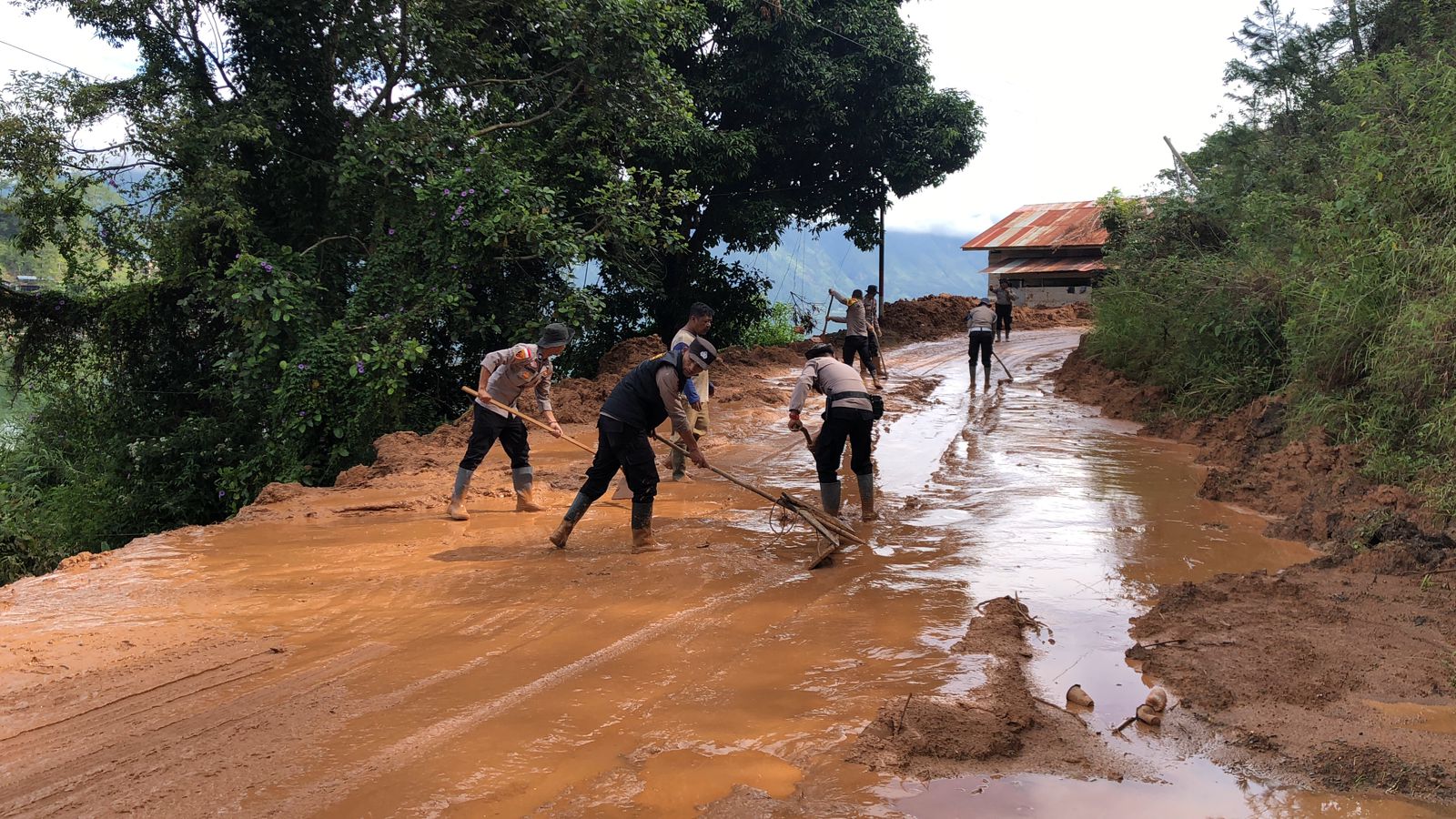 Respon Cepat Polsek Lut Tawar Pulihkan Akses Jalan Takengon–Bintang Pascabanjir dan Longsor