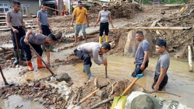 POLRI Sigap Rela Basah-basahan di Air Berlumpur, Pulihkan Drainase Tersumbat Pascabencana Banjir dan Longsor
