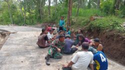 Perkuat Kebersamaan Warga Desa Binaan, Babinsa Ikut Gotong Royong