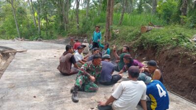Perkuat Kebersamaan Warga Desa Binaan, Babinsa Ikut Gotong Royong