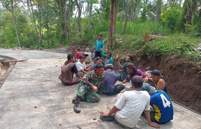 Perkuat Kebersamaan Warga Desa Binaan, Babinsa Ikut Gotong Royong