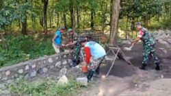 Babinsa Ikut Membangun Talud Jalan Kampung, Utamakan Semangat Gotong Royong Babinsa Ikut Membangun Talud Jalan Kampung, Utamakan Semangat Gotong Royong