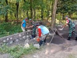 Babinsa Ikut Membangun Talud Jalan Kampung, Utamakan Semangat Gotong Royong