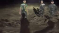 Pasukan TNI dari YTP 856/SBS dan Kodim 0106/Aceh Tengah Bantu Evakuasi Warga Terjebak Banjir Bandang Pasukan TNI dari YTP 856/SBS dan Kodim 0106/Aceh Tengah Bantu Evakuasi Warga Terjebak Banjir Bandang