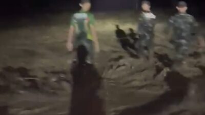 Pasukan TNI dari YTP 856/SBS dan Kodim 0106/Aceh Tengah Bantu Evakuasi Warga Terjebak Banjir Bandang