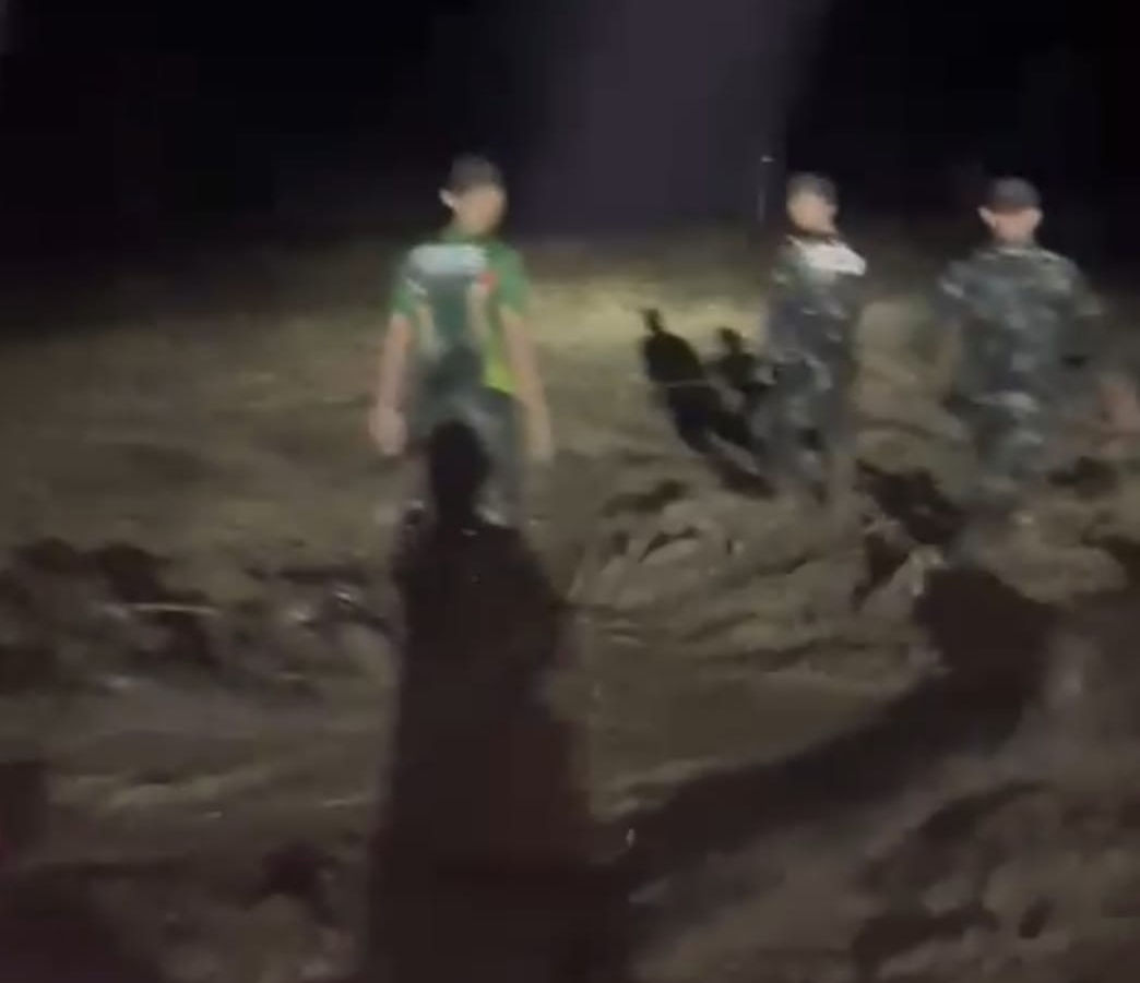 Pasukan TNI dari YTP 856/SBS dan Kodim 0106/Aceh Tengah Bantu Evakuasi Warga Terjebak Banjir Bandang
