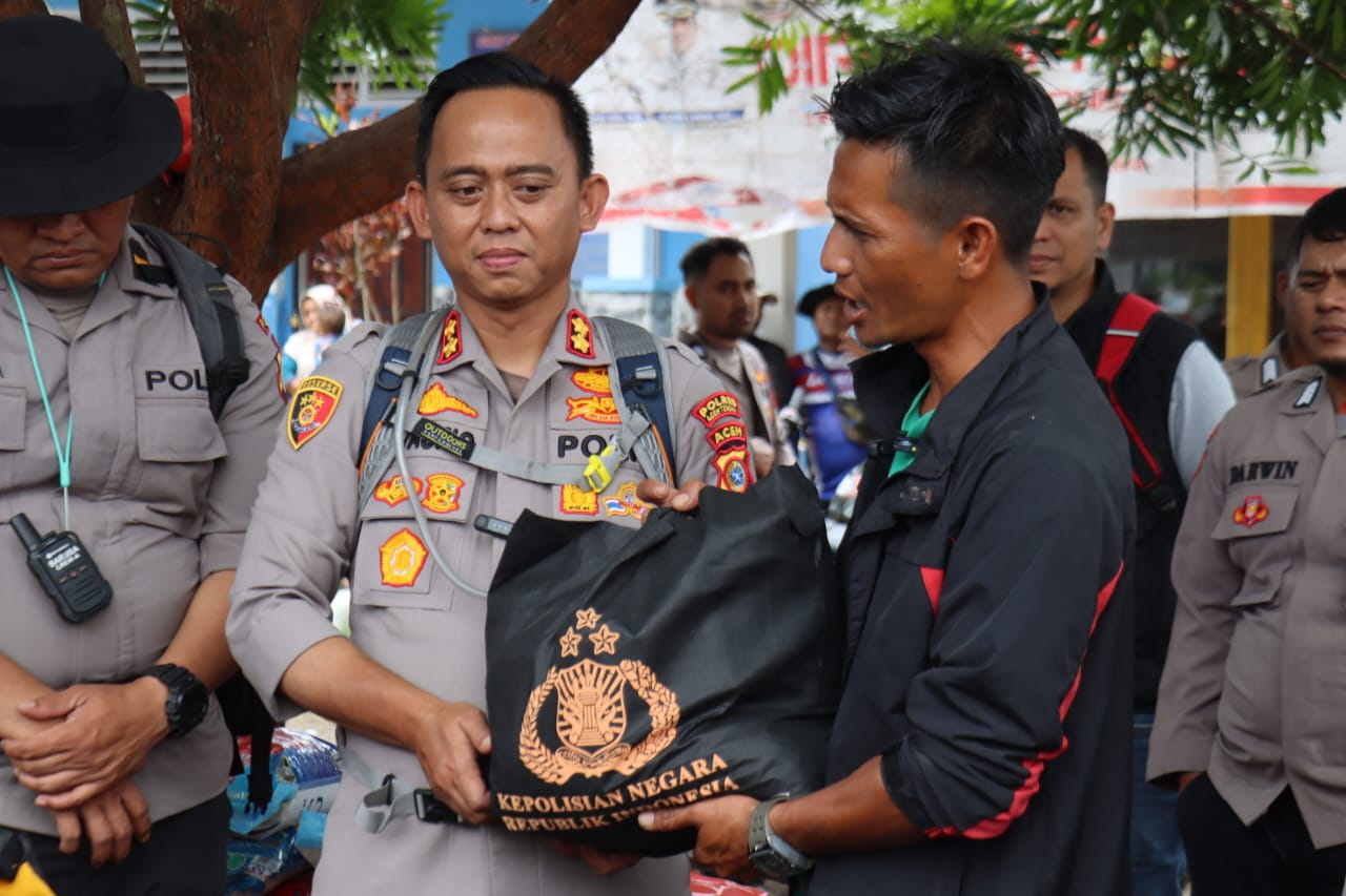 Kapolres Aceh Tengah  Salurkan Bantuan dan Gelar Bhakti Kesehatan bagi Pengungsi Bintang Pepara