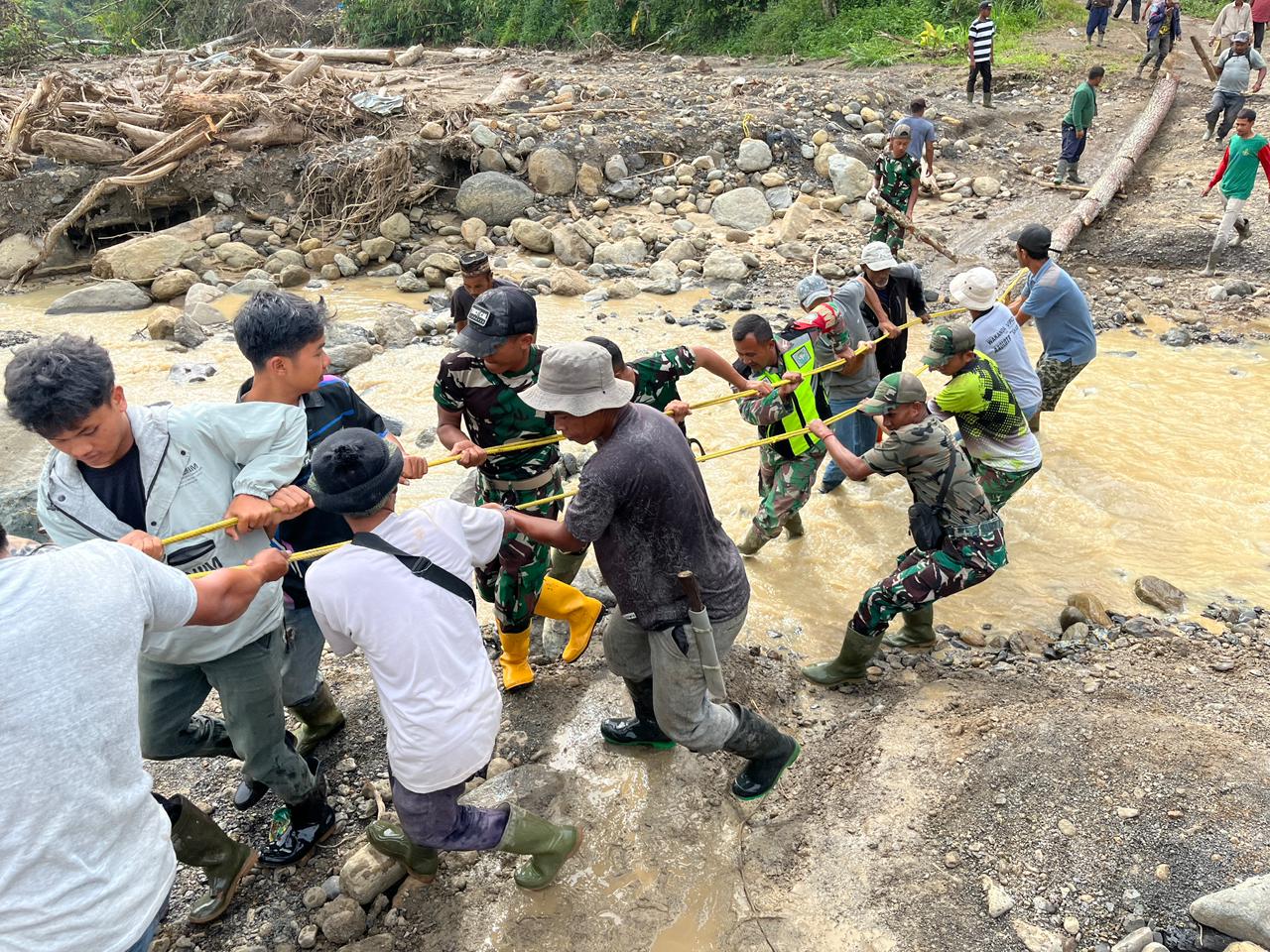 Gotong Royong di Tengah Arus Sungai, Jembatan Darurat Desa Burlah Jadi Harapan Warga Ketol