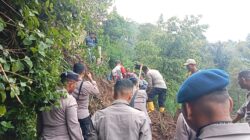 Polsubsektor Rusip Antara Bersama Brimob Polda Aceh dan Warga Buka Akses Jalan Terisolir Pasca Longsor Susulan Polsubsektor Rusip Antara Bersama Brimob Polda Aceh dan Warga Buka Akses Jalan Terisolir Pasca Longsor Susulan