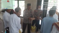 Kaur Binmas Polres Lebak dan Kanit Binmas Polsek Rangkasbitung Usai Sholat Jumat Bagikan Nasi Kotak Ke Jamaah di Mesjid Nurul Hakim