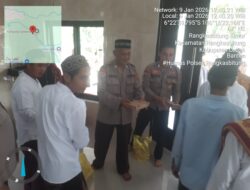 Kaur Binmas Polres Lebak dan Kanit Binmas Polsek Rangkasbitung Usai Sholat Jumat Bagikan Nasi Kotak Ke Jamaah di Mesjid Nurul Hakim