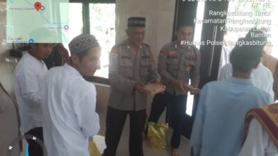 Kaur Binmas Polres Lebak dan Kanit Binmas Polsek Rangkasbitung Usai Sholat Jumat Bagikan Nasi Kotak Ke Jamaah di Mesjid Nurul Hakim