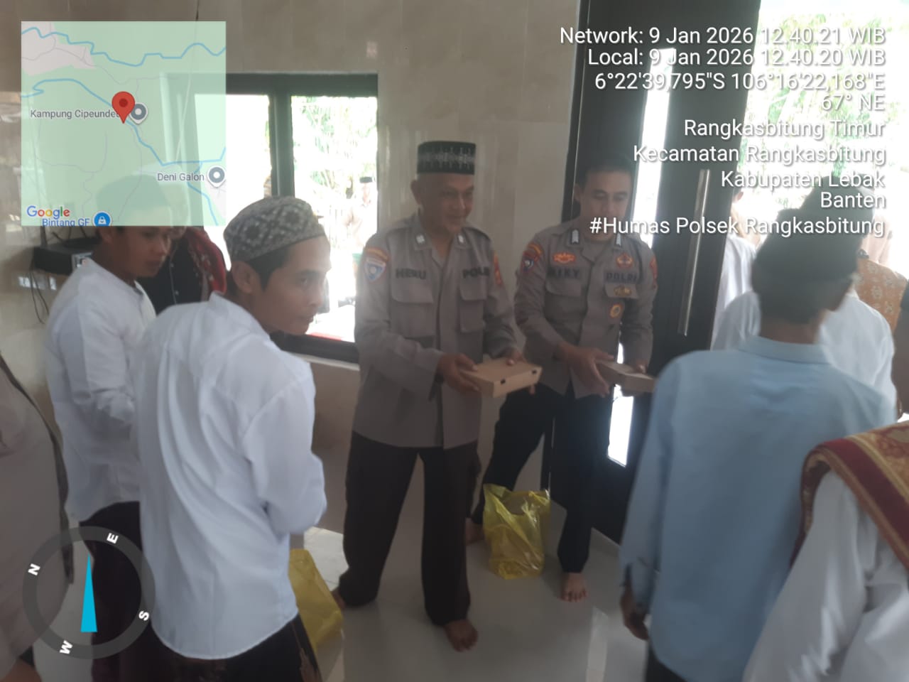 Kaur Binmas Polres Lebak dan Kanit Binmas Polsek Rangkasbitung Usai Sholat Jumat Bagikan Nasi Kotak Ke Jamaah di Mesjid Nurul Hakim
