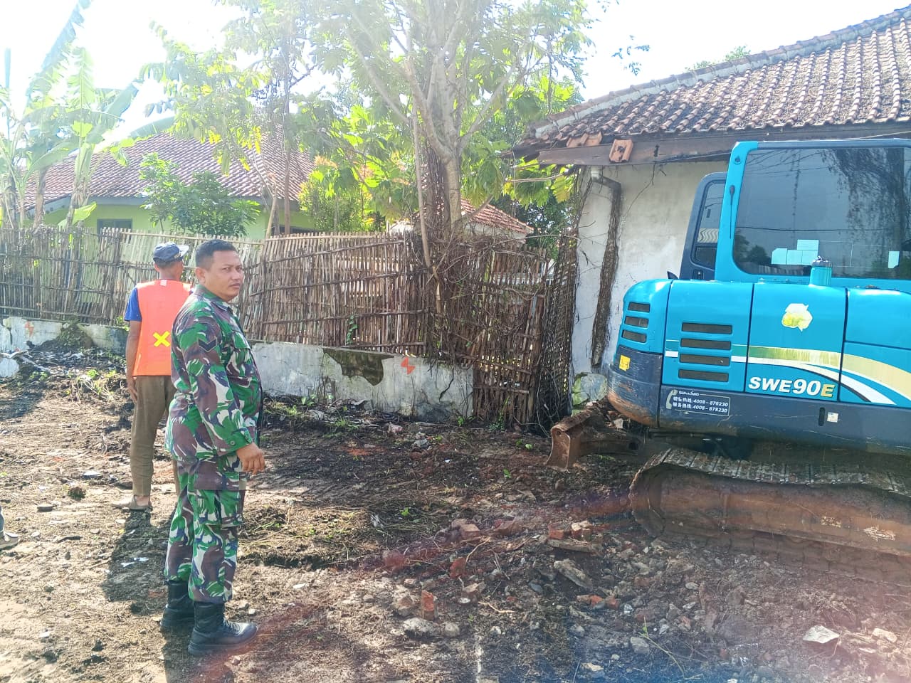 Babinsa Kesenden Monitoring Progres Pembangunan KDKMP Kel.Kesenden.