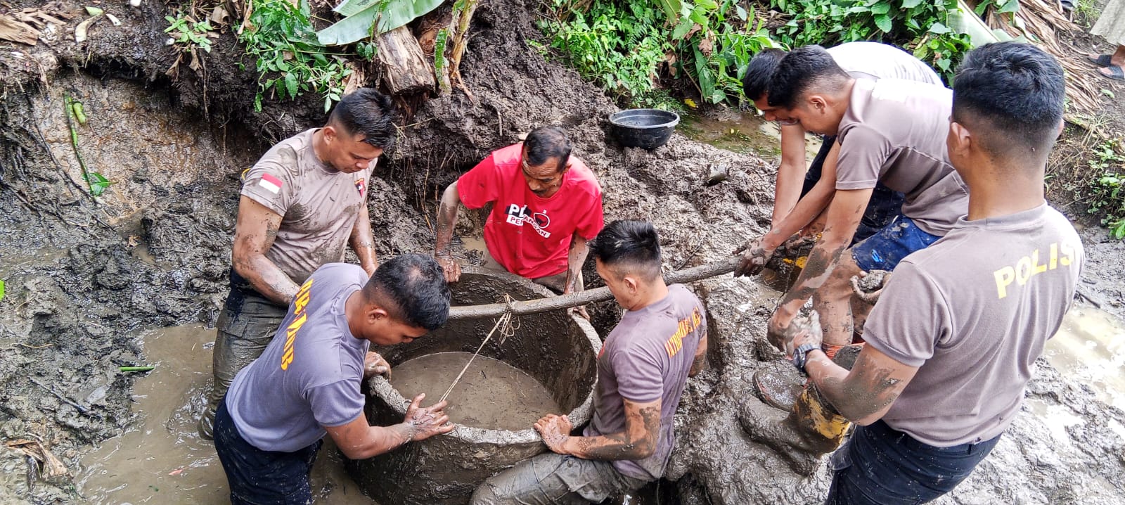 Polsek Ketol Bersama Brimob Polda Aceh Gotong Royong Bangun Sumur Air Bersih di Kampung Reje Wali Aceh Tengah