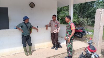 Babinsa Koramil 420-03/Pauh Laksanakan Komsos, Pererat Silaturahmi dengan Warga Desa Karang Mendapo Babinsa Koramil 420-03/Pauh Laksanakan Komsos, Pererat Silaturahmi dengan Warga Desa Karang Mendapo