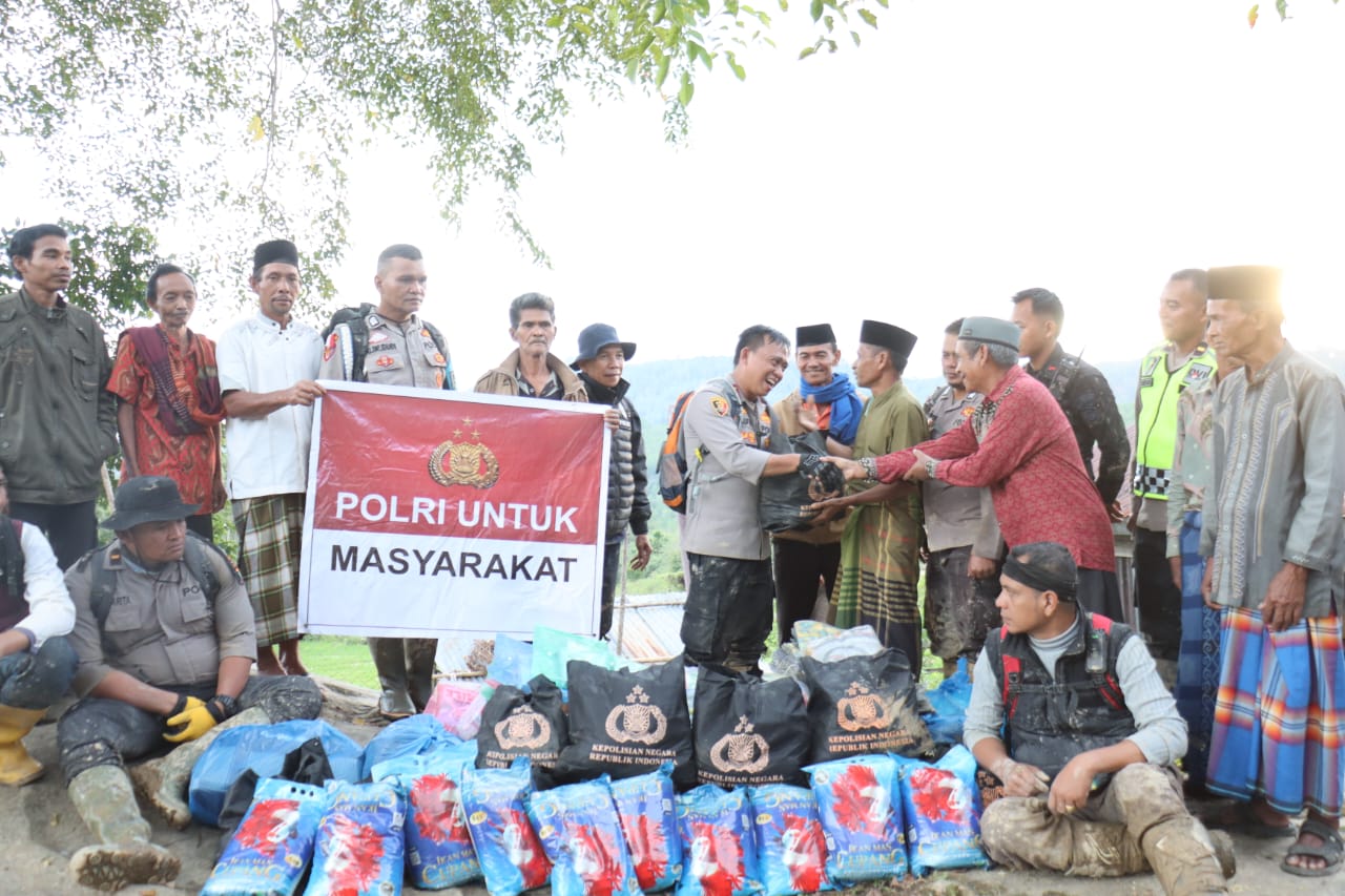 Kapolres Aceh Tengah Terobos Medan Ekstrem, Kembali Salurkan Bantuan ke Kampung Terisolir di Kecamatan Bintang