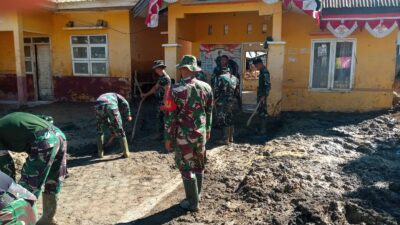 TNI Melaksanakan Pembersihan Polindes Desa Toweren Uken TNI Melaksanakan Pembersihan Polindes Desa Toweren Uken