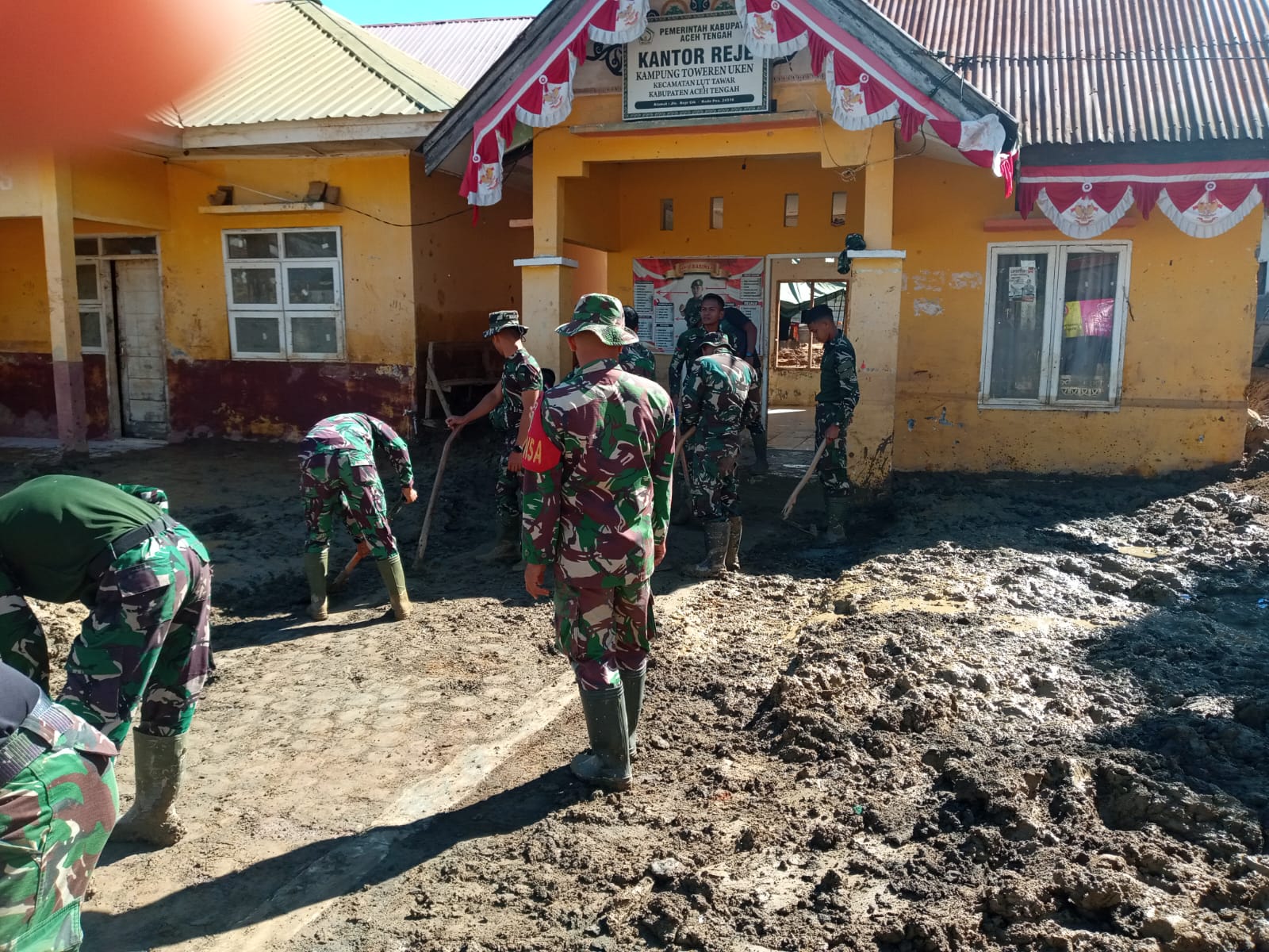 TNI Melaksanakan Pembersihan Polindes Desa Toweren Uken