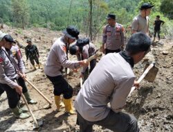 Polsek Linge Bersama BKO Brimob Gotong Royong Buka Akses Jalan Kampung Umang Kecamatan Linge Aceh Tengah