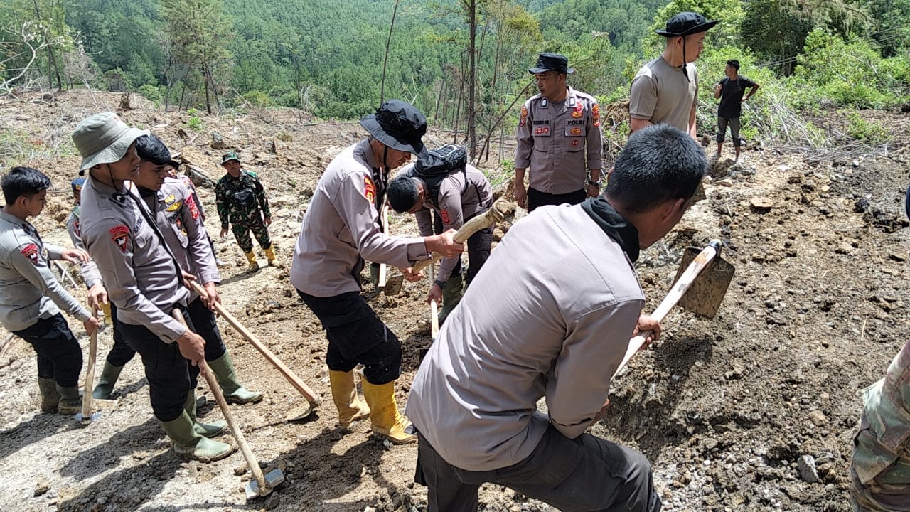 Polsek Linge Bersama BKO Brimob Gotong Royong Buka Akses Jalan Kampung Umang Kecamatan Linge Aceh Tengah