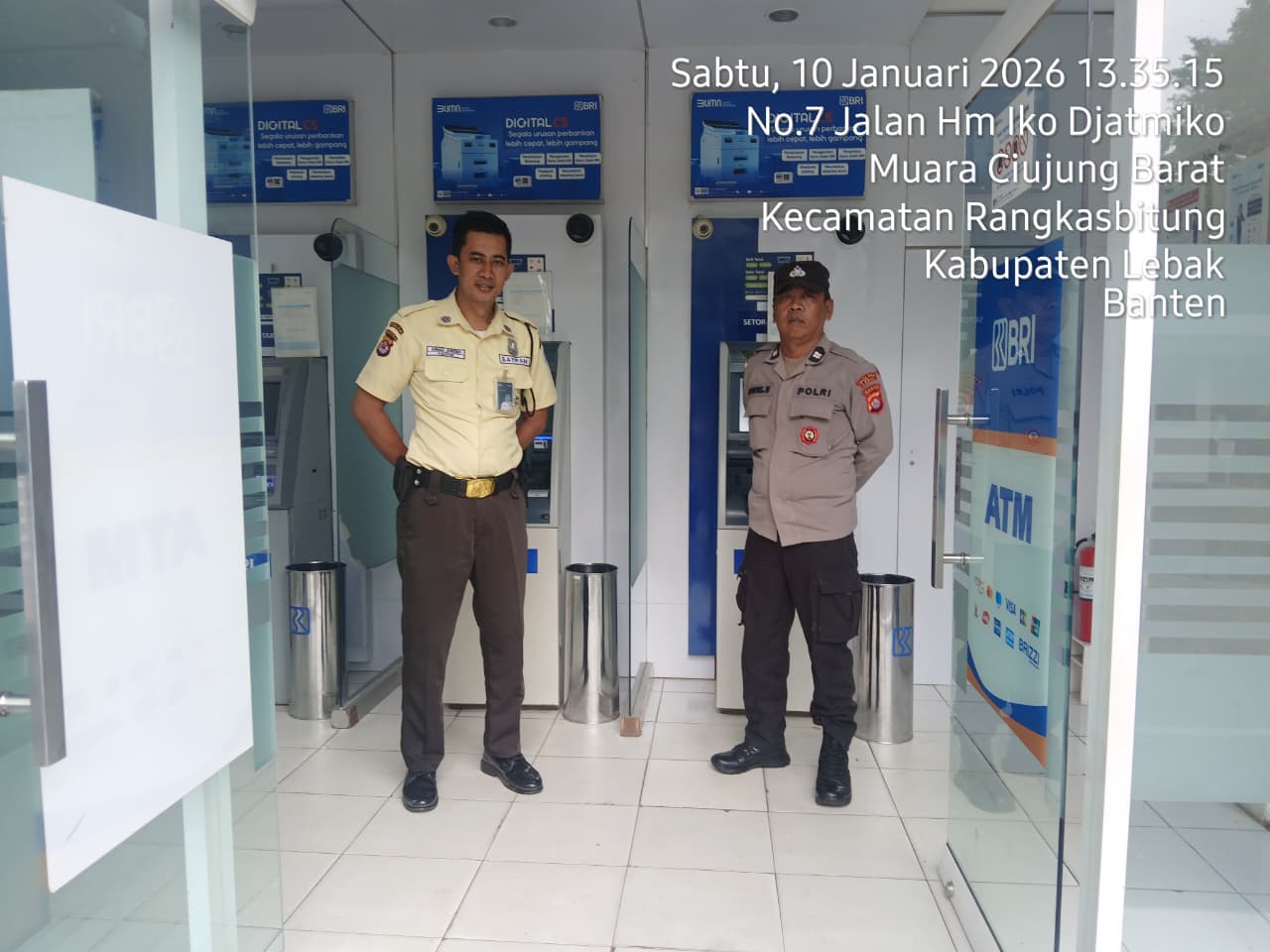 Personil Piket Polsek Rangkasbitung Polres Lebak Patroli dan Temui Satpam Bank BRI