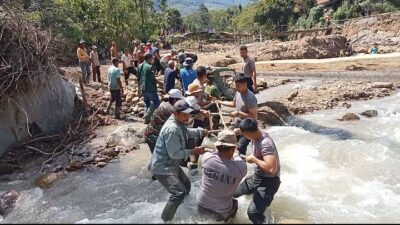 Tak Libur di Hari Minggu, Polri di Aceh Tengah Bantu Warga Pilar Jaya Bangun Jembatan Darurat Pascabencana