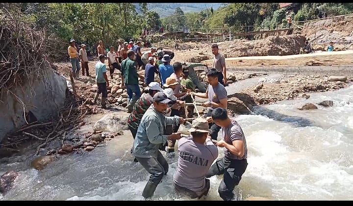Tak Libur di Hari Minggu, Polri di Aceh Tengah Bantu Warga Pilar Jaya Bangun Jembatan Darurat Pascabencana