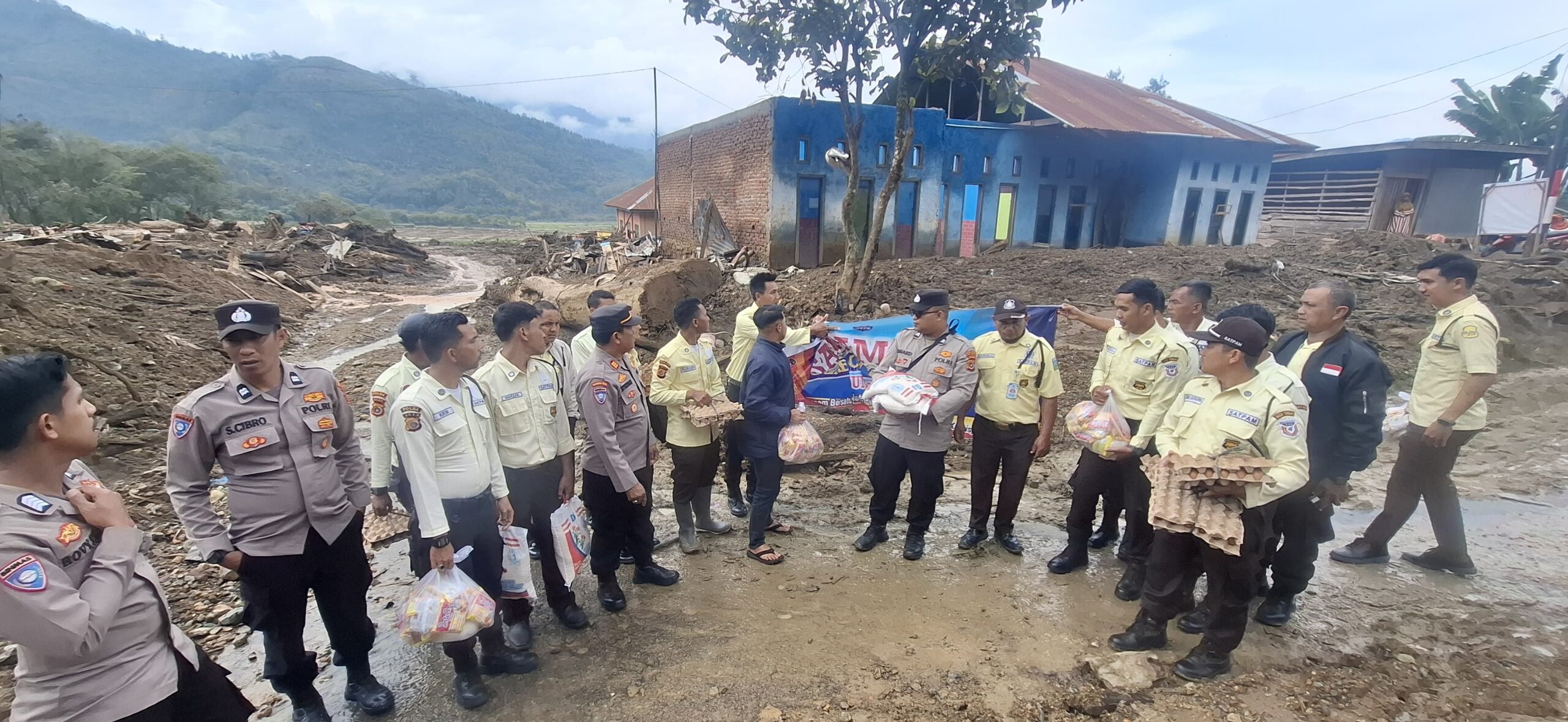Peringati HUT Satpam ke-45, Polres Aceh Tengah Bersama Satpam Gelar Bakti Sosial untuk Korban Banjir dan Longsor