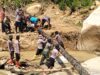 POLRI Bersama TNI Lanjutkan Gotong Royong Bangun Jembatan Darurat Akses Utama Kampung Umang Kecamatan Linge