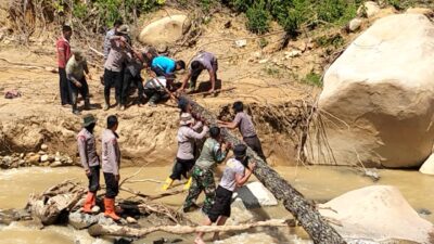 POLRI Bersama TNI Lanjutkan Gotong Royong Bangun Jembatan Darurat Akses Utama Kampung Umang Kecamatan Linge