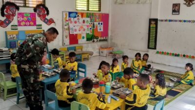 Babinsa Kelurahan Sunyaragi Lakukan Monitoring dan Pendampingan Pendistribusian MBG