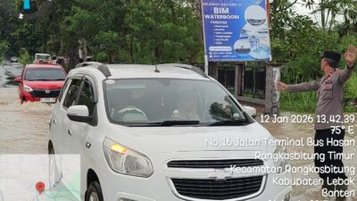 Respon Cepat Personil Polsek Rangkasbitung Polres Lebak Gatur Lalin di Ruas Jalan Depan Bim Tergenang Air Akibat Banjir