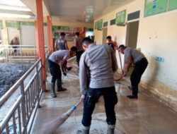 Pantang Menyerah, BKO Brimob dan Polsubsektor Rusip Antara Terus Lanjutkan Gotong Royong, Puskesmas Kembali Pulih