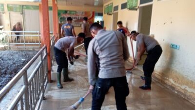 Pantang Menyerah, BKO Brimob dan Polsubsektor Rusip Antara Terus Lanjutkan Gotong Royong, Puskesmas Kembali Pulih