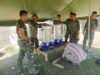 Pengungsi Delung Sekinel Terharu, TNI-AD Bantu Alat Air Siap Dikomsumsi