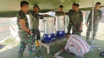 Pengungsi Delung Sekinel Terharu, TNI-AD Bantu Alat Air Siap Dikomsumsi