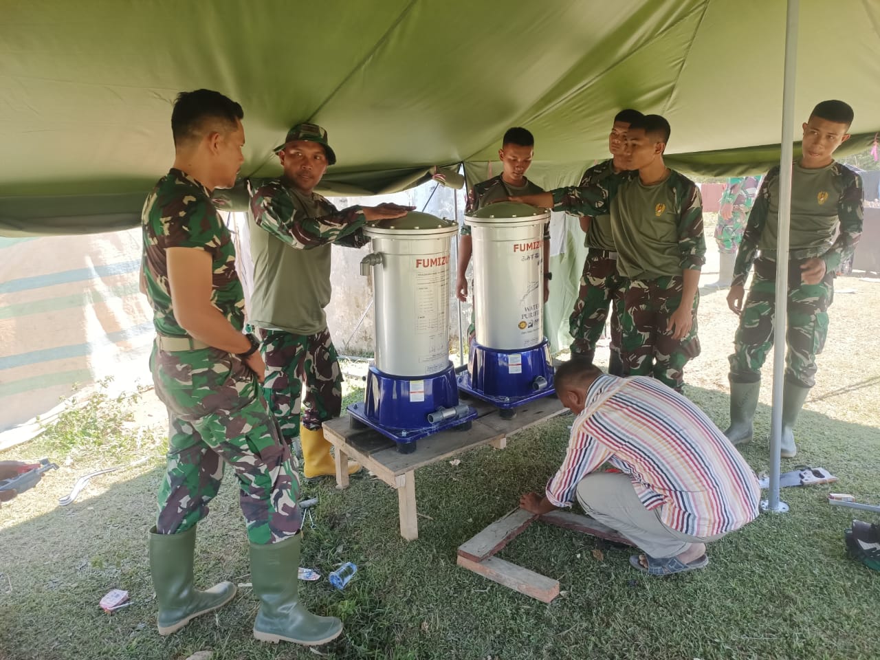 Pengungsi Delung Sekinel Terharu, TNI-AD Bantu Alat Air Siap Dikomsumsi