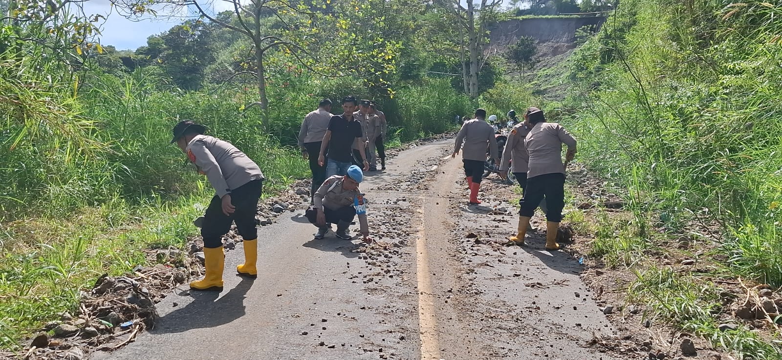 Hari Ini Selasa, Kepolisian di Aceh Tengah Bantu Pulihkan 5 Fasilitas Umum: 1 Puskesmas, 1 Masjid, dan 3 Akses Jalan