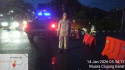Personil Polsek Rangkasbitung Polres Lebak Gatur Lalin Urai Kemacetan Di Jalan RT.Hardiwinangun Adanya Kabel Telkom Yang Jatuh