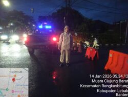 Personil Polsek Rangkasbitung Polres Lebak Gatur Lalin Urai Kemacetan Di Jalan RT.Hardiwinangun Adanya Kabel Telkom Yang Jatuh
