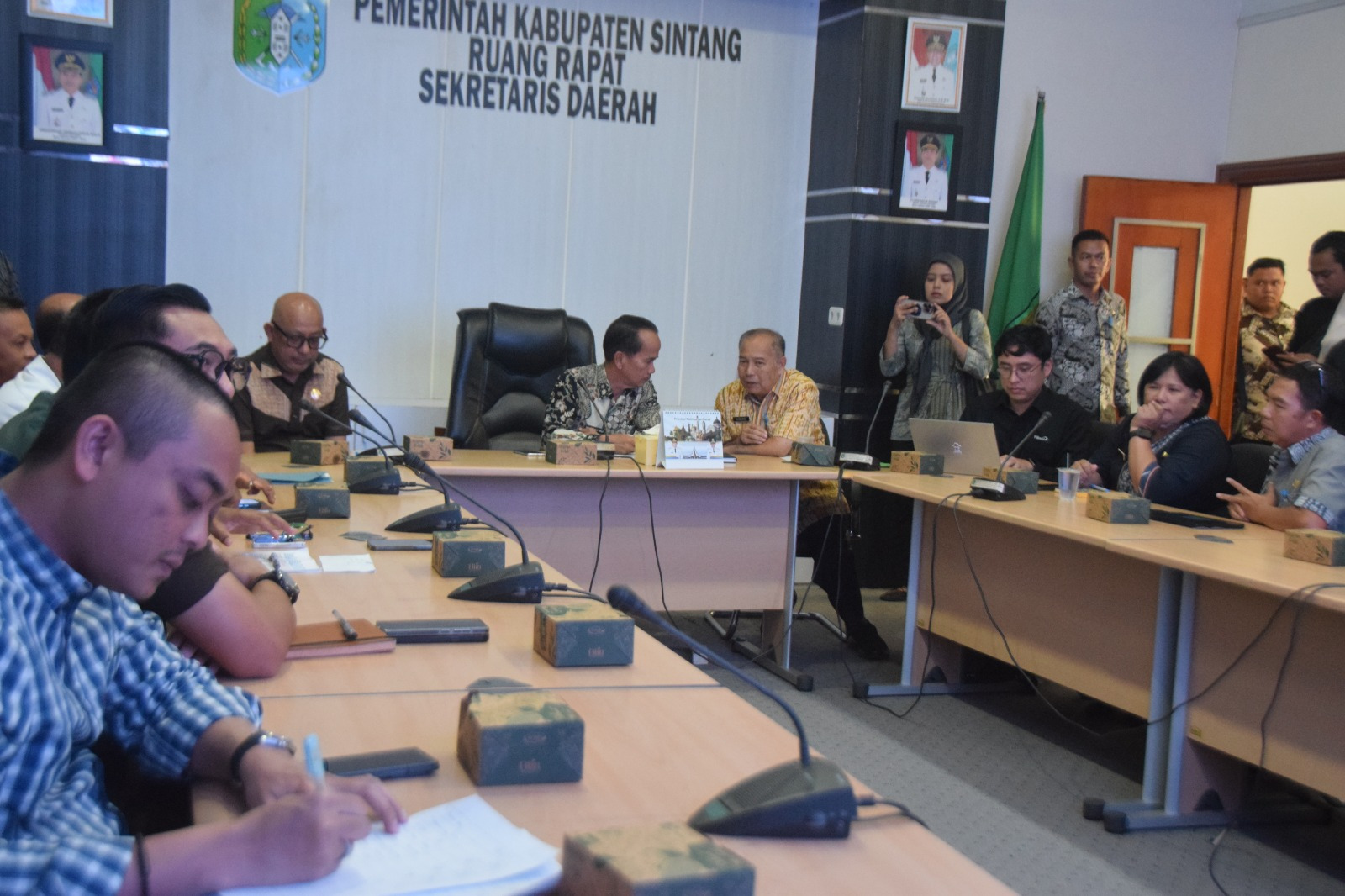 Gas Subsidi Langka dan Mahal, Bupati Sintang Pimpin Langsung Pertemuan Dengan 7 Agen Gas 3 KG