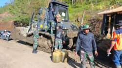 Personil Kodim 0106/Ateng Bersama Yonzikon13/KE Menangani Pembersihan Jalan