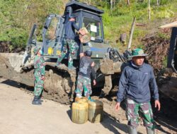 Personil Kodim 0106/Ateng Bersama Yonzikon13/KE Menangani Pembersihan Jalan