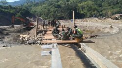 Satgas Gulbencal TNI Bangun Jembatan Darurat Pasca Banjir dan Longsor di Desa Burlah