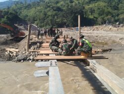 Satgas Gulbencal TNI Bangun Jembatan Darurat Pasca Banjir dan Longsor di Desa Burlah
